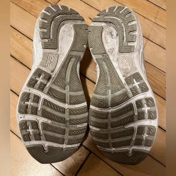 Brooks Adrenaline GTS 23 Running Shoes, barely used, Size 8.5 - Picture 2 of 6